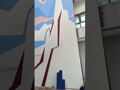 Erwachsener künstlicher Berufskletterwand-Spielplatz-Klettern im Freien